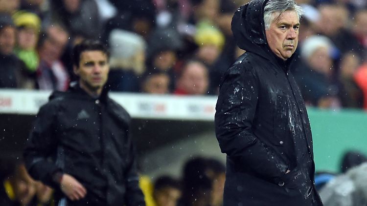 Der FC Bayern lässt Carlo Ancelotti nicht im Regen stehen: Sein Vertrag gilt nach wie vor bis 2019.