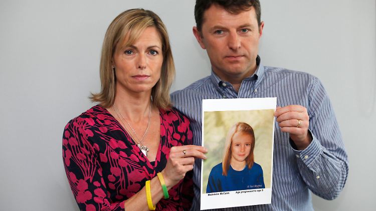 Kate und Gerry McCann 2012 mit dem Bild einer Computersimulation, wie Maddie im Alter von neun Jahren aussehen könnte.