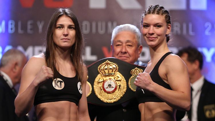 Sven Ottke coacht sein Patenkind Nina Meinke (r.) für den Kampf gegen Olympiasiegerin Katie Taylor.