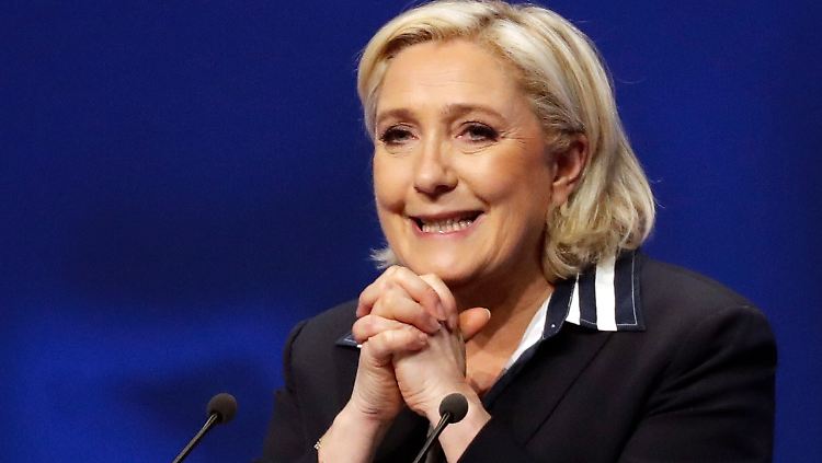 Front-National-Chefin Marine Le Pen kann sich freuen: In den Umfragen kann sie den Vorsprung von Macron verkürzen. 