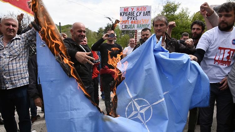 Nato-Gegner verbrannten bei einer Demonstration in Cetinje die Flagge des Bündnisses. 