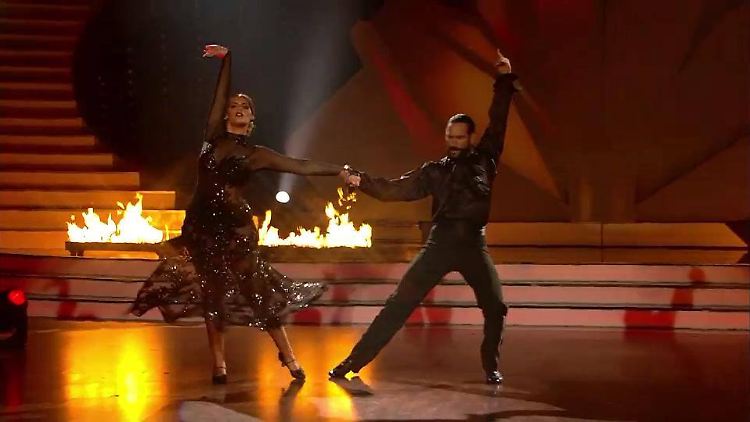 Angelina tanzt einen Wahnsinns-Tango.