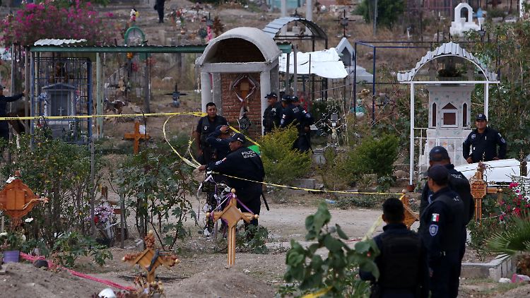 Polizeibeamte bewachen ein Massengrab im mexikanischen Bundesstaat Morelos. Die Toten waren höchstwahrscheinlich Opfer der Organisierten Kriminalität. 