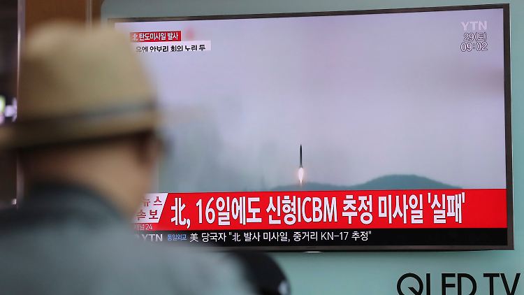 Ein Mann schaut sich im südkoreanischen Fernsehen einen Bericht über einen nordkoreanischen Raketentest an.