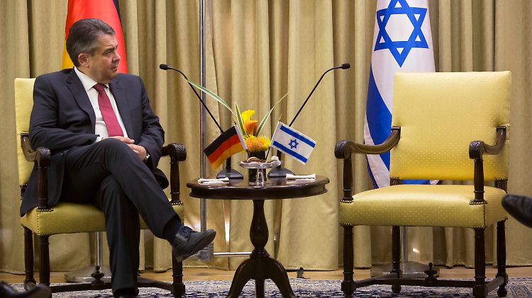 Nein, das ist nicht der Stuhl Netanjahus, der leer blieb - dieses Foto entstand bei Gabriels Treffen mit dem israelischen Staatspräsidenten Reuven Rivlin in der vergangenen Woche.