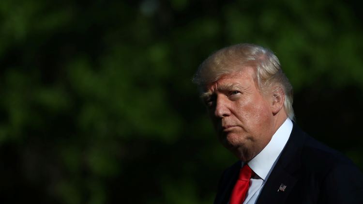 Donald Trump beißt sich fest.