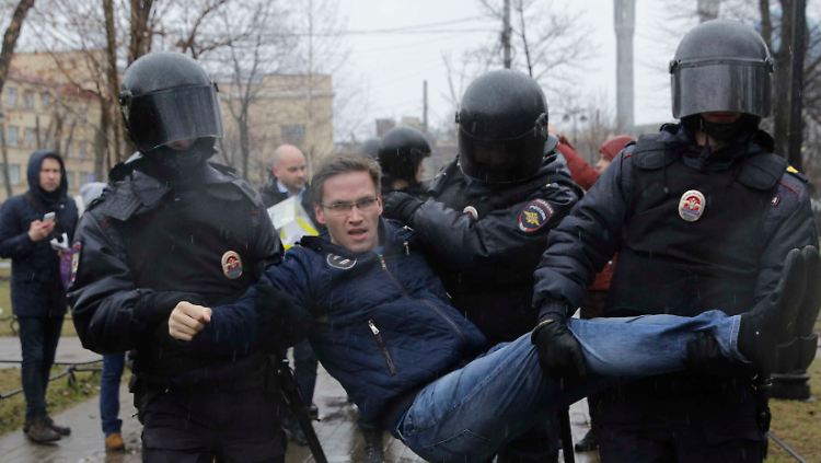 In St. Petersburg wurden bei den Protesten Dutzende Menschen festgenommen.