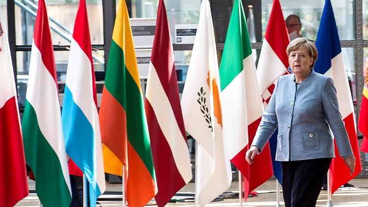 Kanzlerin Merkel trifft auf dem EU-Gipfel in Brüssel ein.