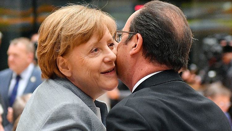 Küsschen für den scheidenen französischen Präsidenten: Merkel und Hollande, der letztmals in der Funktion an einem EU-Gipfel teilnahm.