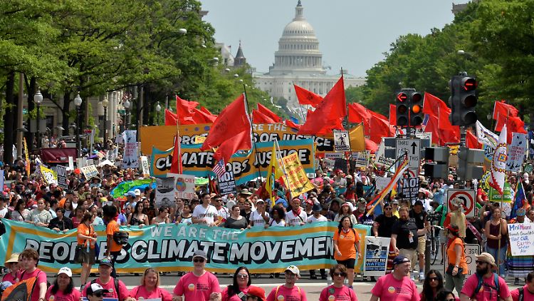 Zehntausende gingen in Washington für den Klimaschutz auf die Straße - im Hintergrund ist das Kapitol zu sehen.