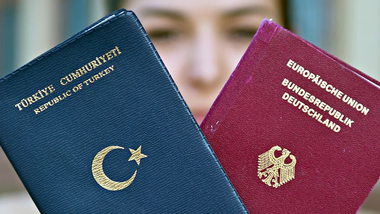 Kanzlerin Merkel verteidigt den Doppelpass.