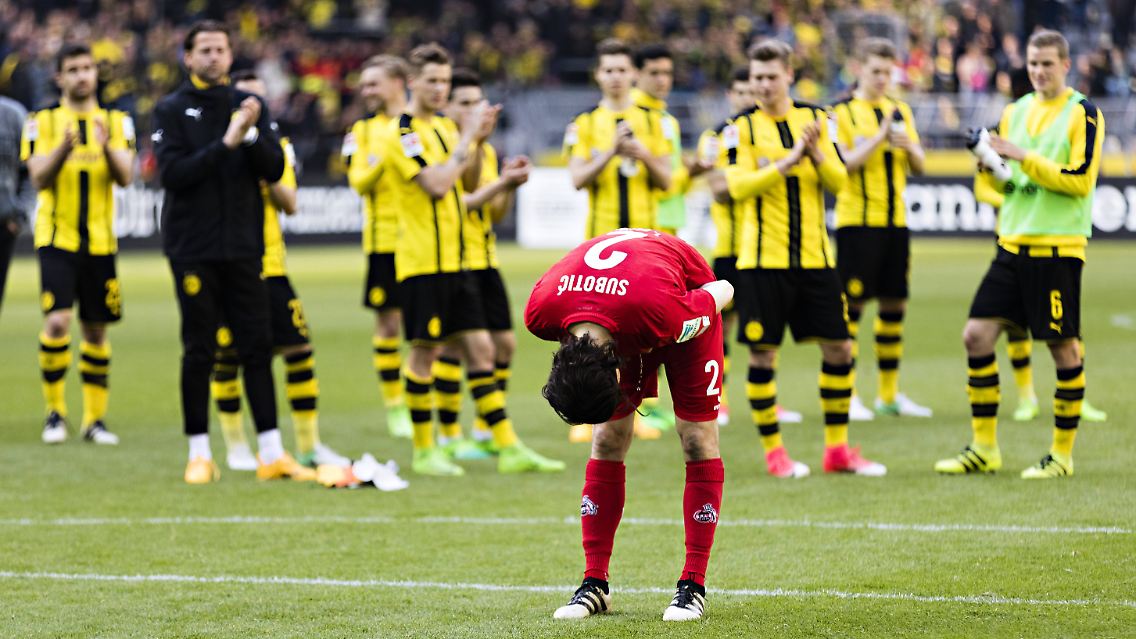 Verneigte sich vor der Tribüne, im Hintergrund klatschen seine Ex-Teamkollegen.