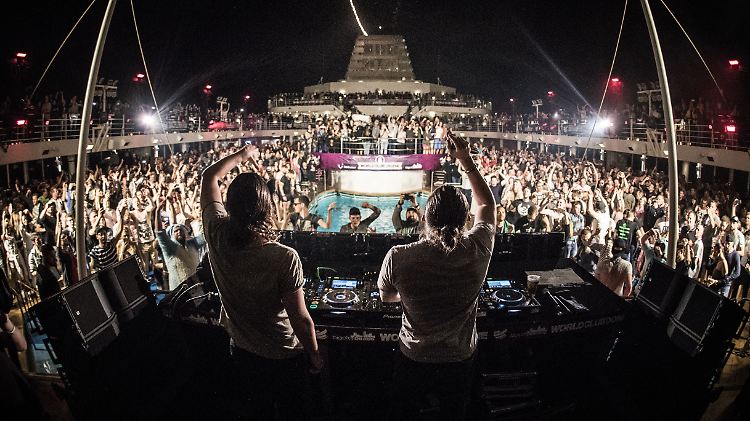 Dimitri Vegas & Like Mike legen am Pooldeck auf.