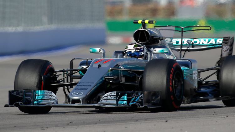 Vorneweg: Valtteri Bottas im Mercedes.