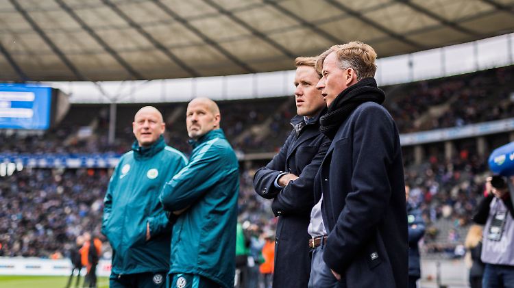 Wolfsburger Duo an der Seitenlinie: Trainer Andries Jonker (r.) und Olaf Rebbe (2.v.r)