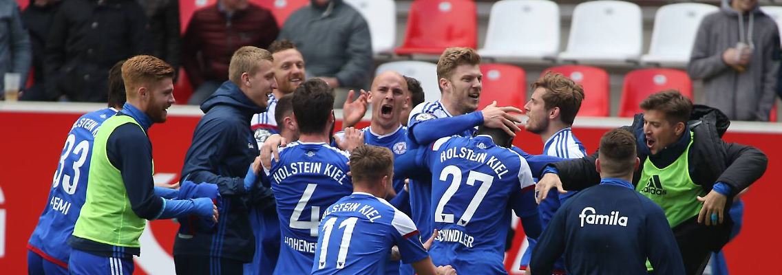 Jubel nach Spielende: Die Mannschaft von Holstein Kiel