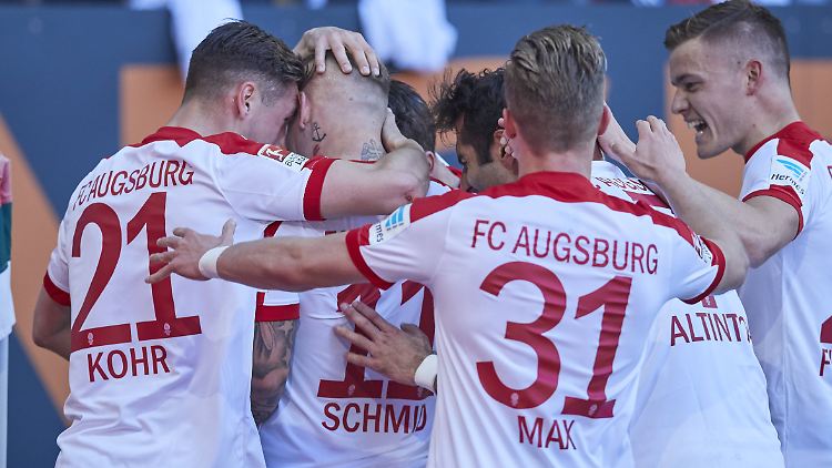 Viermal jubelten die Hausherren, einer der Schlüsselspieler: Philipp Max (3.v.r) mit einem Tor und zwei Vorlagen.