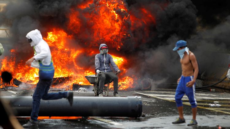 Seelenruhe im Angesicht der Katastrophe: Eine brennende Straßenbarrikade in Caracas am vergangenen Donnerstag.