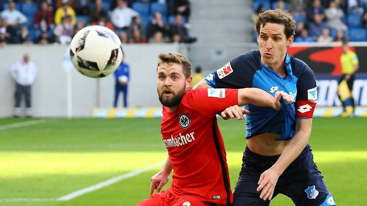 Der Ball war hart umkämpft, hier zwischen Marc Stendera (l.) von der Eintracht und Sebastian Rudy von 1899.