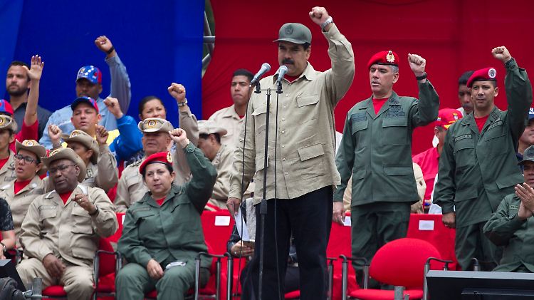 Klammert sich mit allen Mitteln an der Macht fest: Nicolas Maduro (Mitte)