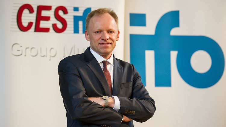 Der Eindruck sei verheerend, dass ein "Mob" die Politik bestimme, sagte Ifo-Chef Fuest.