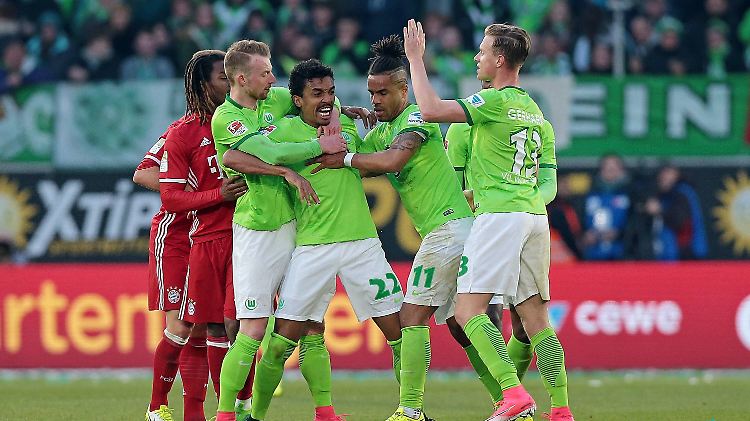 Verliert die Nerven: Wolfsburgs Kapitän Luiz Gustavo.
