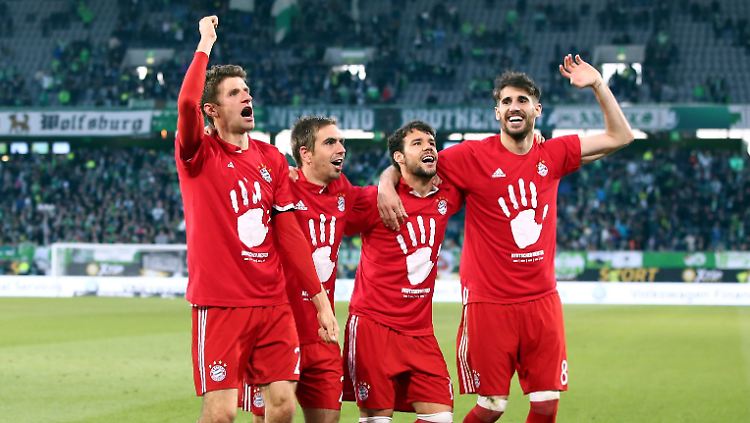 So schlecht gelaunt sehen sie doch gar nicht aus: Thomas Müller, Philipp Lahm, Juan Bernat und Javier Martínez in Wolfsburg.