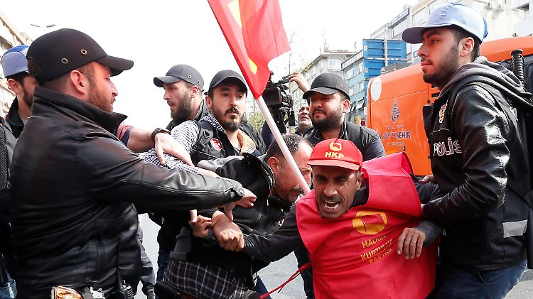 Die Polizei verhaftete Demonstranten, die versuchten, den Taksim-Platz zu erreichen.