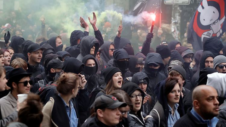 Demonstranten schmeißen in Kreuzberg Böller in die Menge.
