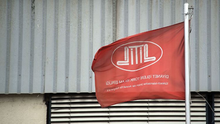 Eine Flagge des Ditib weht in Stuttgart.