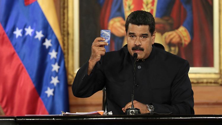 Bei seiner Ankündigung hielt Nicolás Maduro die aktuelle Verfassung in die Kameras.