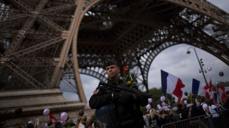 Die Verkörperung europäischer Romantik - und mögliches Ziel von Terroristen: Der Eiffelturm in Paris.