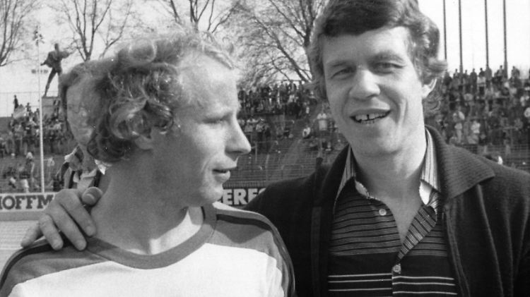 Ein kurioses Spiel 1978: BVB-Trainer Otto Rehhagel im Gespräch mit Gladbach-Spieler Berti Vogts - zur Halbzeit bereits 0:8.