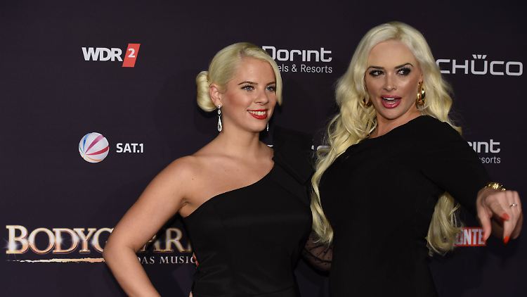 Daniela Katzenberger (r.) und ihre Schwester Jennifer Frankhauser im November 2015 in Köln.