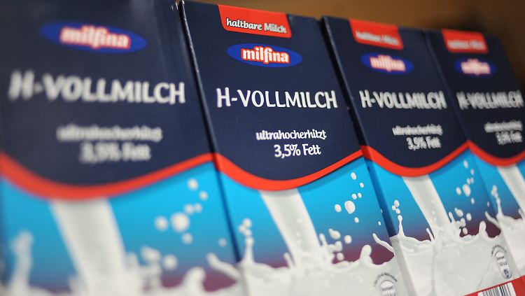 Hohe Erzeugerpreise bedeuten auch höhere Milchpreise im Supermarkt.