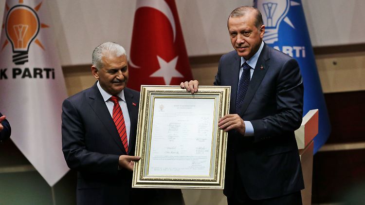 Mit einer Zeremonie trat der türkische Staatschef Erdogan wieder in die islamisch-konservative Partei AKP ein.
