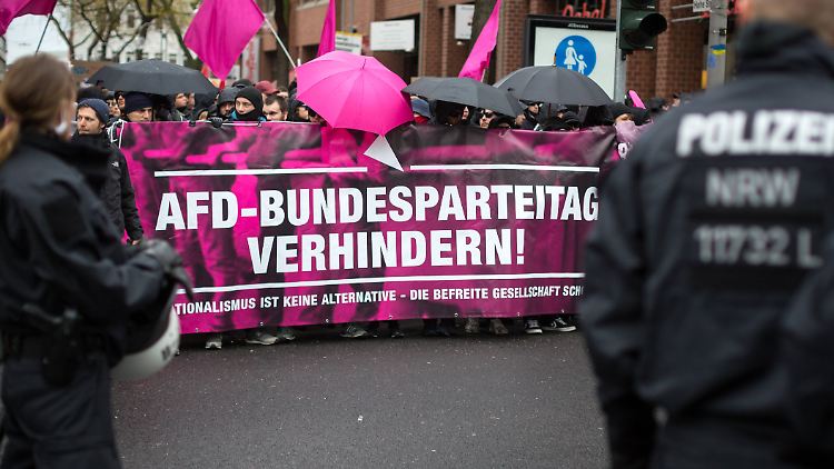 Wo die AfD auftritt - wie beim Bundesparteitag in Köln im April -, ruft sie Gegendemonstranten auf den Plan.