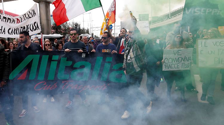 Konfrontationskurs: Mitarbeiter reagierten empört auf die Forderung nach harten Einschnitten bei Alitalia.