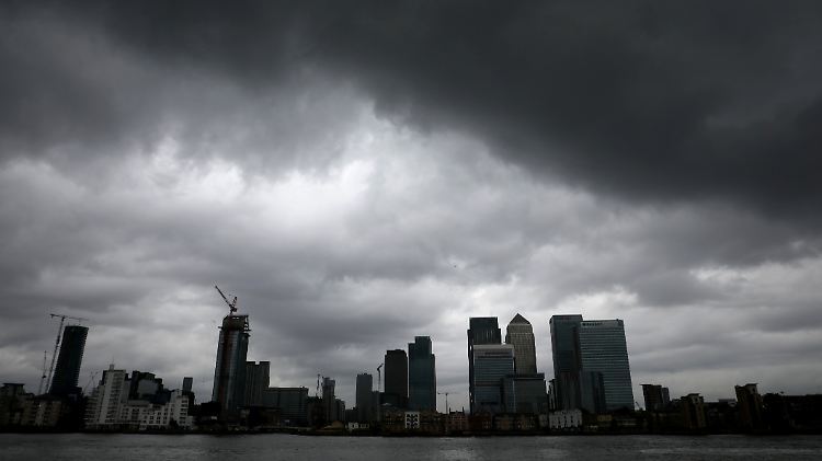 Die EU will die Freiheit der Londoner Banken beim Handel mit Euro-Derivaten beschneiden.