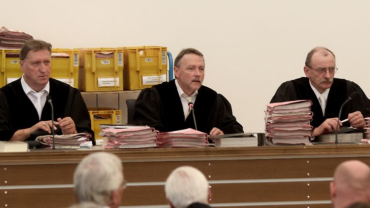 Richter Hans-Georg Göttgen (M.) geht in Rente - wie es mit dem Prozess, dem er vorsaß, weitergeht, ist unklar.