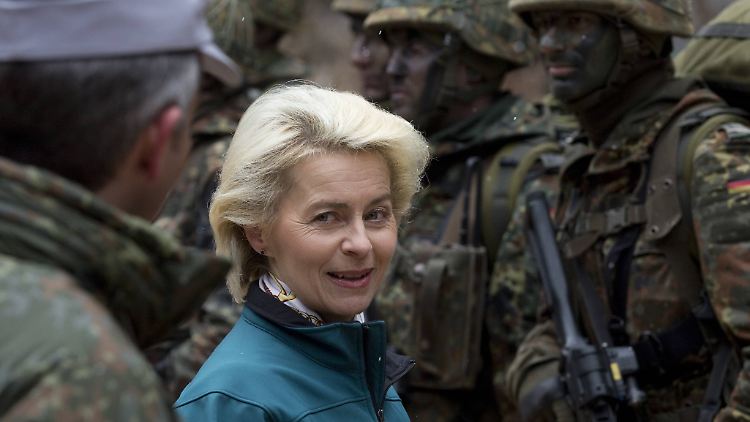 Von der Leyen bei einem Truppenbesuch im März 2016.