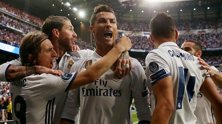 Die Mannen um Cristiano Ronaldo feiern dessen 1:0 gegen Atlético.