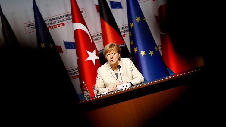 Die Bundeskanzlerin gibt im April 2016 eine Pressekonferenz in der türkischen Stadt Gaziantep.