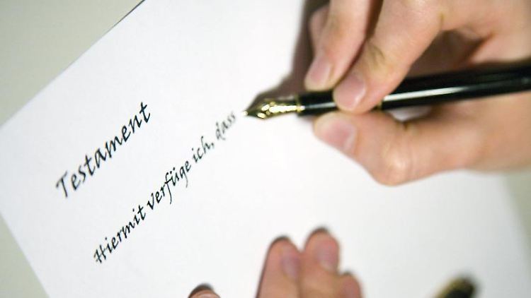 Grundsätzlich darf ein Testament überall aufbewahrt werden - sogar unter dem Kopfkissen.