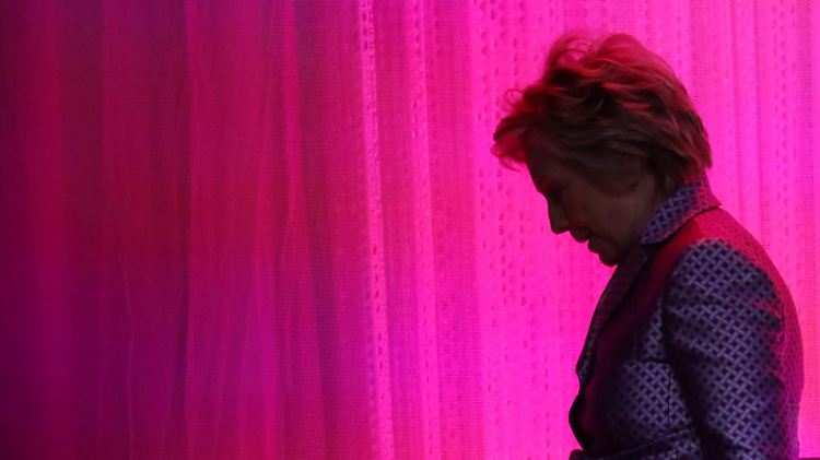 Hillary Clinton verlässt die Bühne in New York. Sie galt als Favoritin auf den Sieg bei der Präsidentschaftswahl.