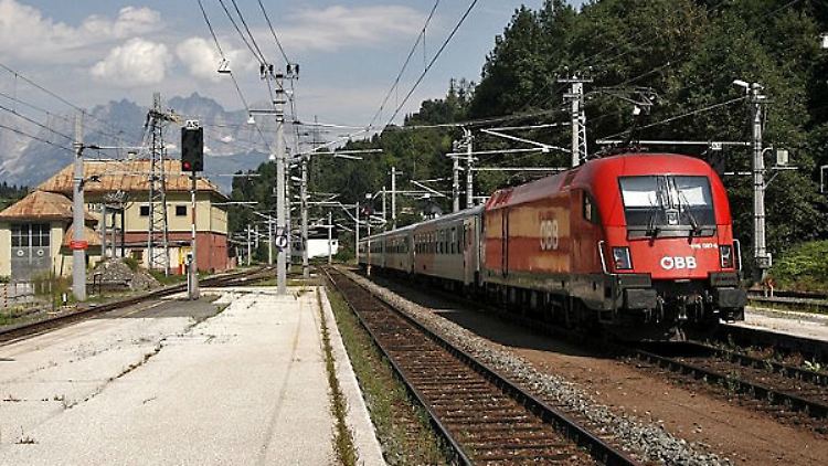Zug am Bahnhof Kitzbühel.