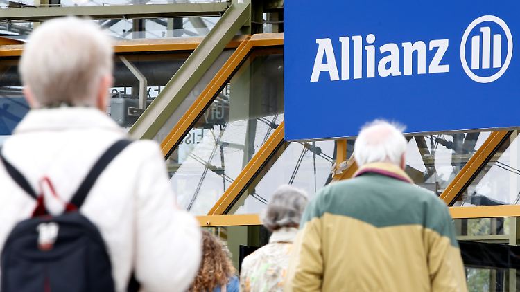 Allianz-Aktionäre auf dem Weg zur Hauptversammlung.