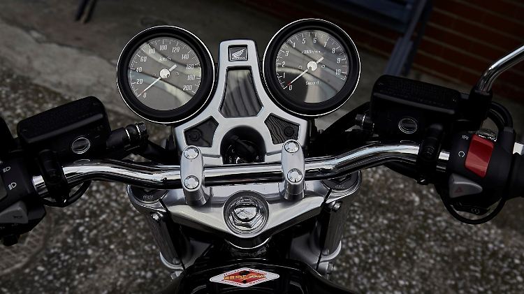 Auch die Armatur der Honda CB 1100 RS mit schlichten analogen Rundinstrumenten entspricht dem Retro-Trend.