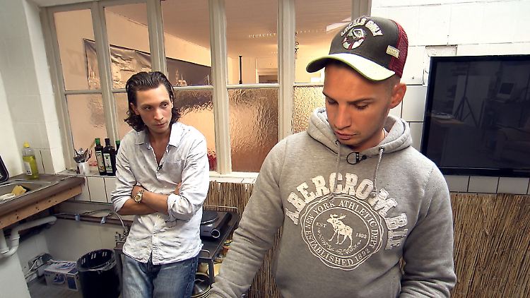 Mit einem Kumpel, bei dem er zum Übergang wohnte: Pietro Lombardi, Single.