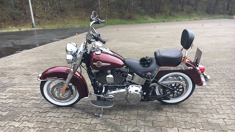 Haben Sie schon mal versucht, eine Heritage Softail Classic nur am Scheinwerfer im Schwerpunkt auszurichten und dann um sie herum zu laufen?